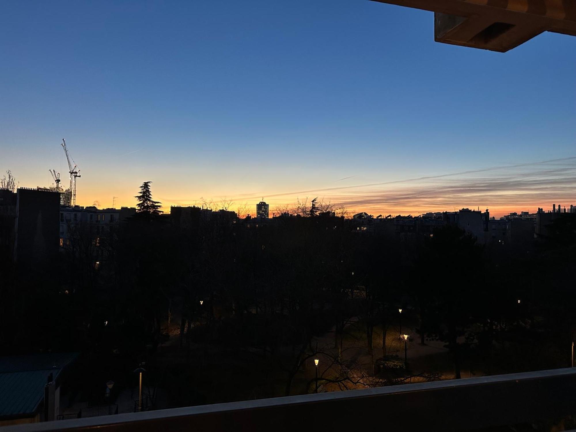 Mobility Lease- Sunny With Large Balcony, Park View At 15 Parigi