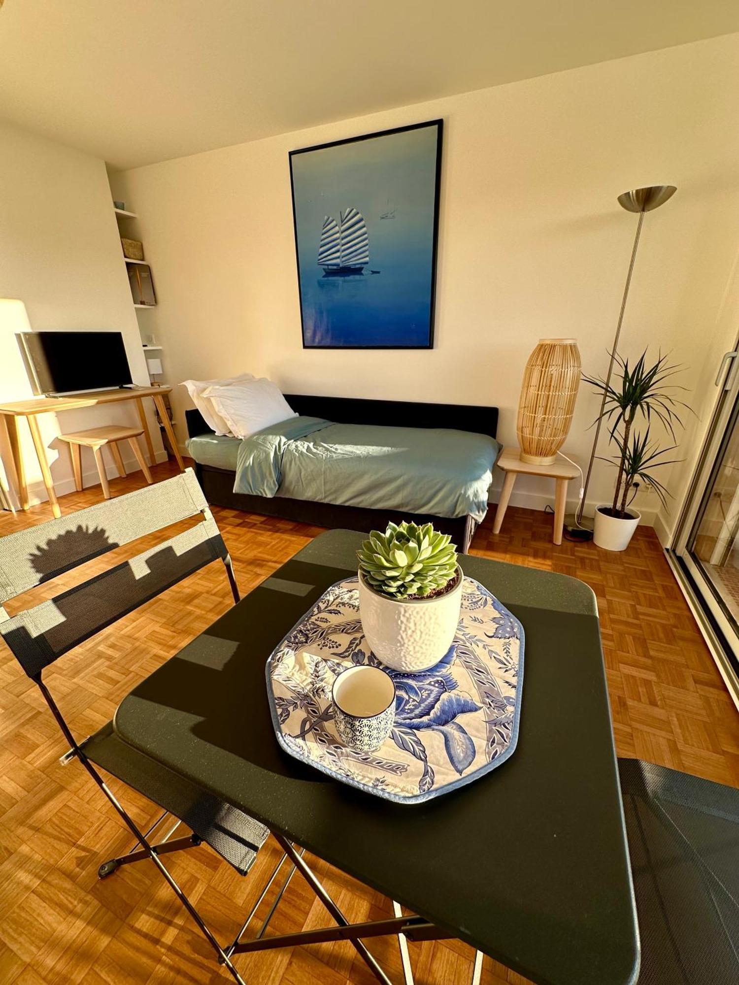 Appartamento Mobility Lease- Sunny With Large Balcony, Park View At 15 Parigi